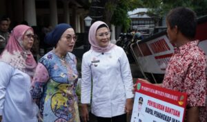 Bersama Kemensos, Selly Serahkan Bansos Rp2 Miliar
