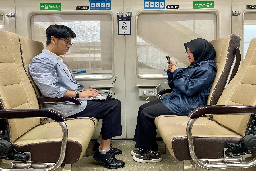 KAI Ingatkan Kembali Aturan Penggunaan Stop Kontak di Kereta Api