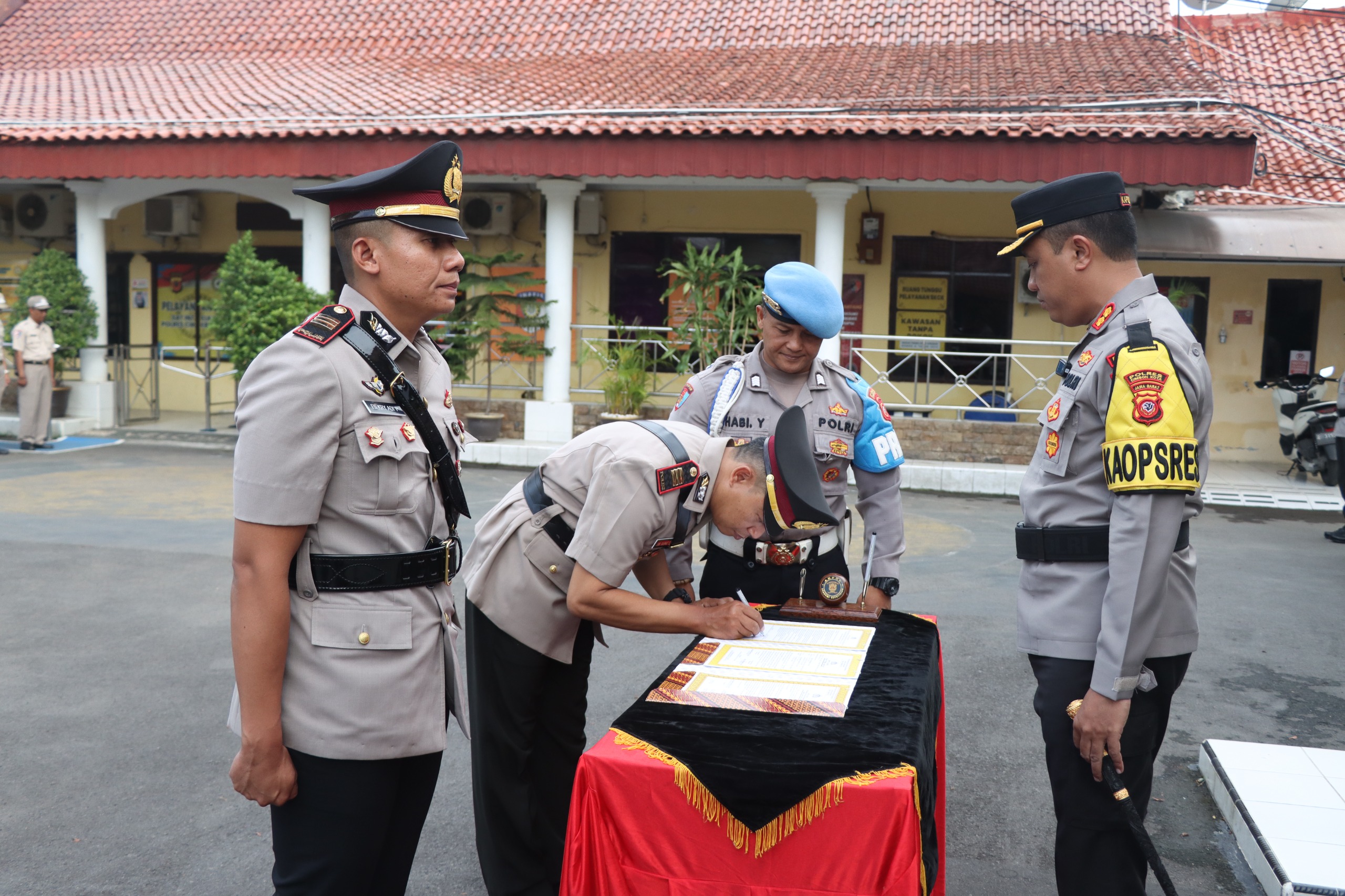 Pimpin Sertijab Kapolsek Seltim, Ini Pesan Kapolres Cirebon Kota