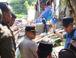 Pj Wali Kota Cirebon Tinjau Lokasi Longsor dan Rumah Ambruk