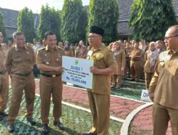 Dedi Supandi Serahkan Hadiah kepada Pemenang Lomba TPS Terunik