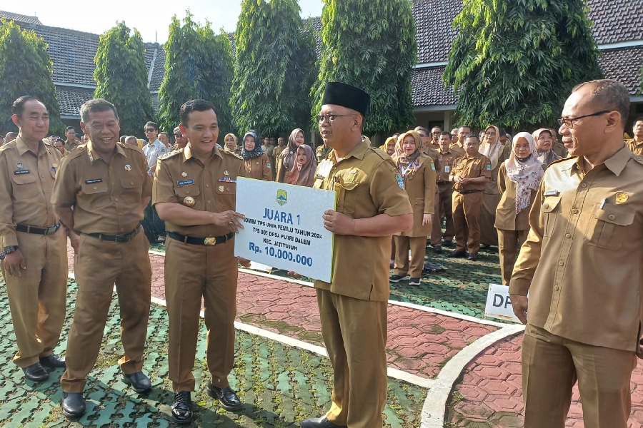 Dedi Supandi Serahkan Hadiah kepada Pemenang Lomba TPS Terunik