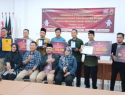 KPU Majalengka Beri Penghargaan kepada Penyelenggara Adhoc dan TPS Unik