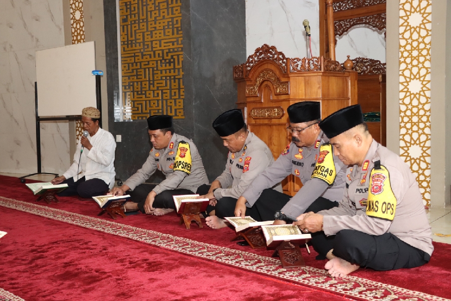 Personel Polres Cirebon Kota Belajar Ngaji Bersama