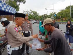 Satlantas Polres Cirebon Kota Bagi-Bagi Takjil dan Nasi Kotak