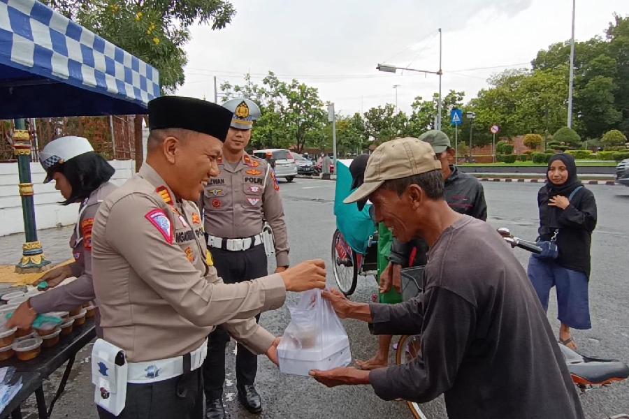 Satlantas Polres Cirebon Kota Bagi-Bagi Takjil dan Nasi Kotak