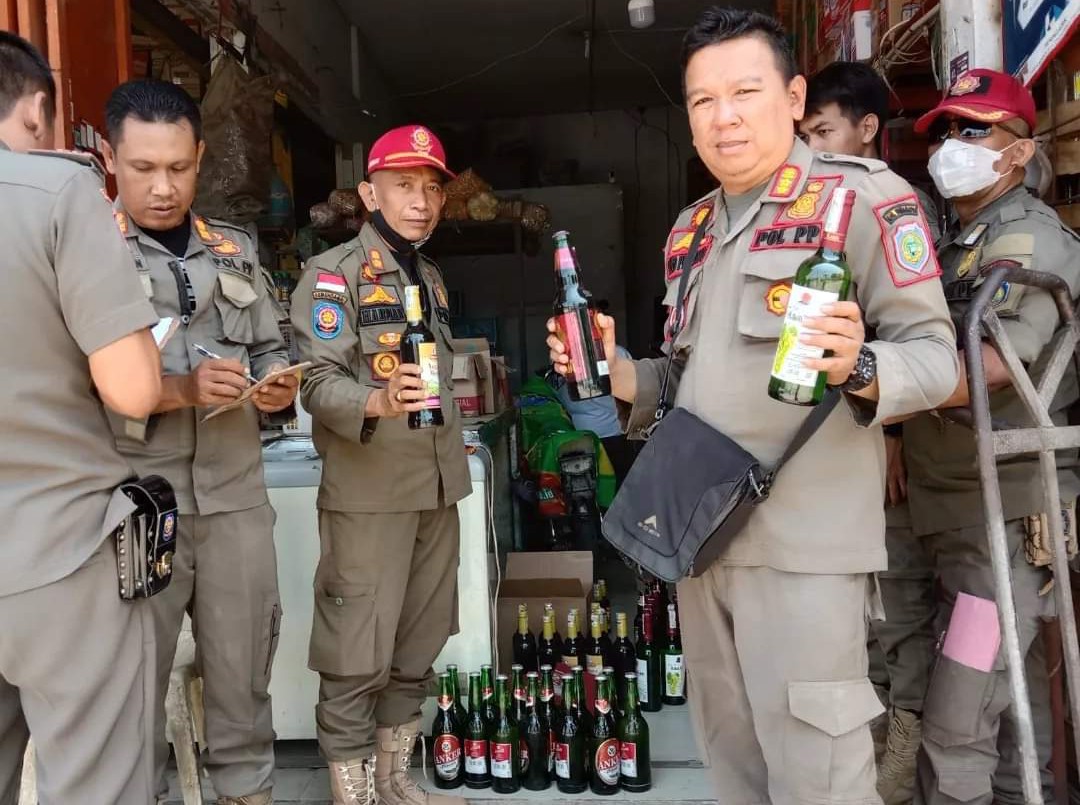 Satpol PP dan Damkar Indramayu Musnahkan 44.796 Botol Miras