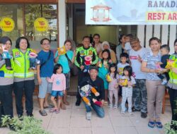 Hibur Pemudik, Satlantas Polres Cirebon Kota Gandeng Pendongeng