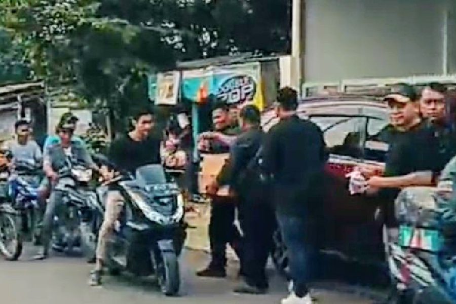 Paguyuban Masyarakat Cirebon Bagi-Bagi Takjil