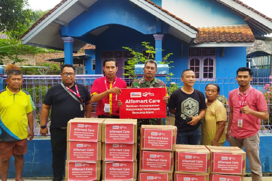 Alfamart Bagikan Sembako untuk Korban Banjir di Cirebon Timur
