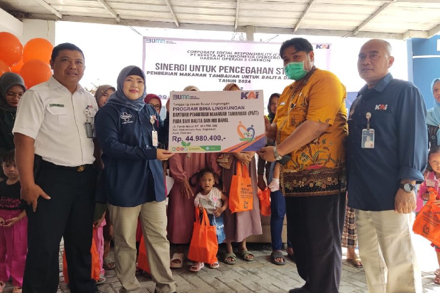 Cegah Stunting, KAI Cirebon Salurkan Makanan Tambahan