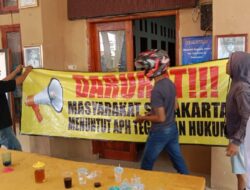 Ratusan Warga Segel Kantor Desa Surakarta