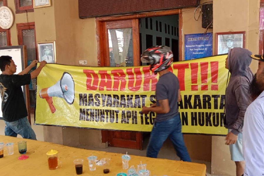 Ratusan Warga Segel Kantor Desa Surakarta