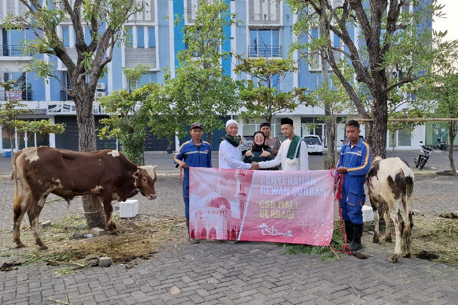 CSB Mall Bagikan Hewan Kurban untuk Masyarakat Sekitar