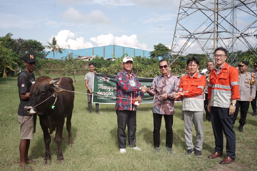 Cirebon Power Bagikan Puluhan Hewan Kurban