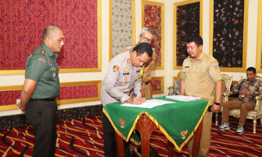 Kapolres Cirebon Kota Hadiri Penandatanganan NPHD Pilkada 2024