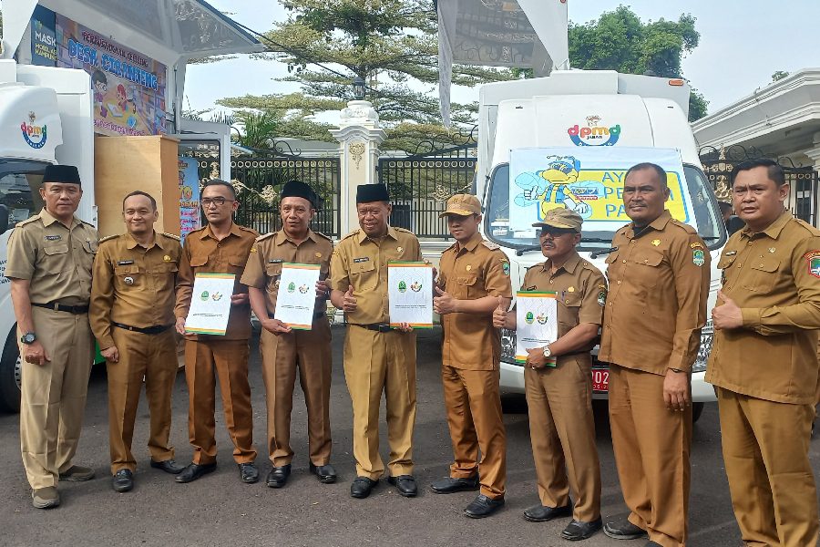 Pemkab Majalengka Serahkan Empat Mobil Aspirasi Kampung Juara
