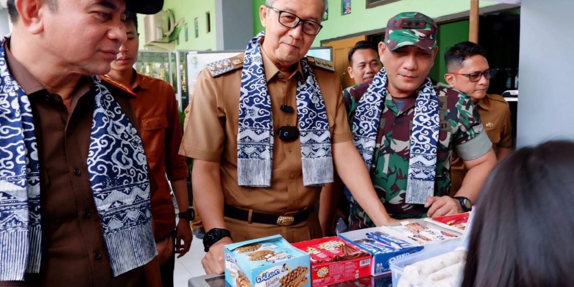 Pj Wali Kota Cirebon Resmikan Kantin Kejujuran di SMPN 5