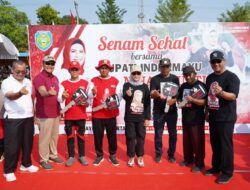 Warga Empat Desa Bahagia, Bupati Nina Agustina Serahkan Mobil Siaga