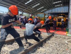 Balai Yasa Mekanik Gelar Lomba Tarik Mesin Perawatan Jalan Rel