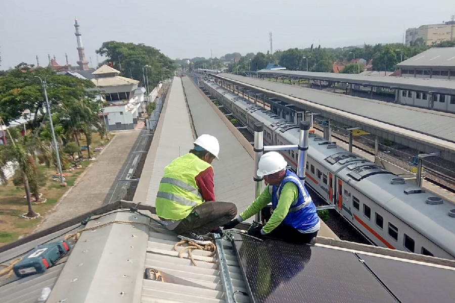 KAI Daop 3 Implementasikan PLTS di Stasiun Cirebon