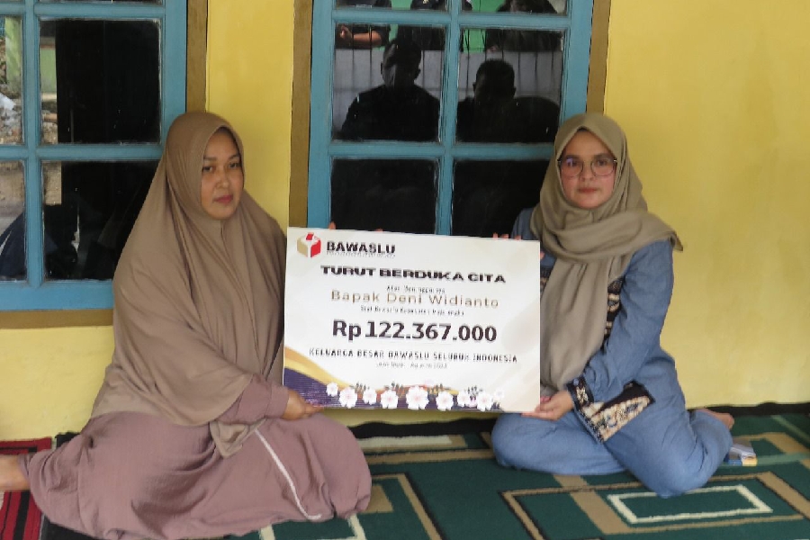 Loly Suhenti Serahkan Dana Kerohiman kepada Keluarga Petugas Keamanan Bawaslu