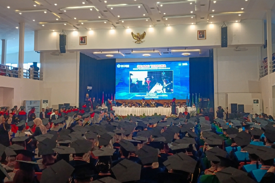 Wisuda ke-72 UGJ, Ribuan Lulusan Siap Hadapi Tantangan Baru.