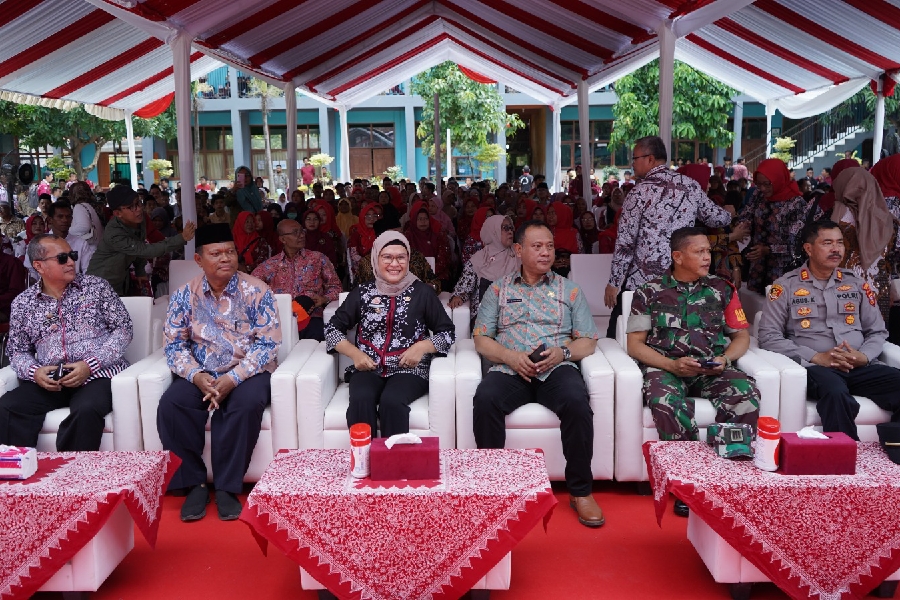 Bupati Nina Agustina Anggarkan Rp13 Miliar untuk Guru Madrasah