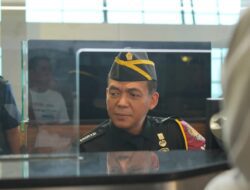 Dirjen Imigrasi Silmy Karim Turut Jaga Konter di Bandara Soetta