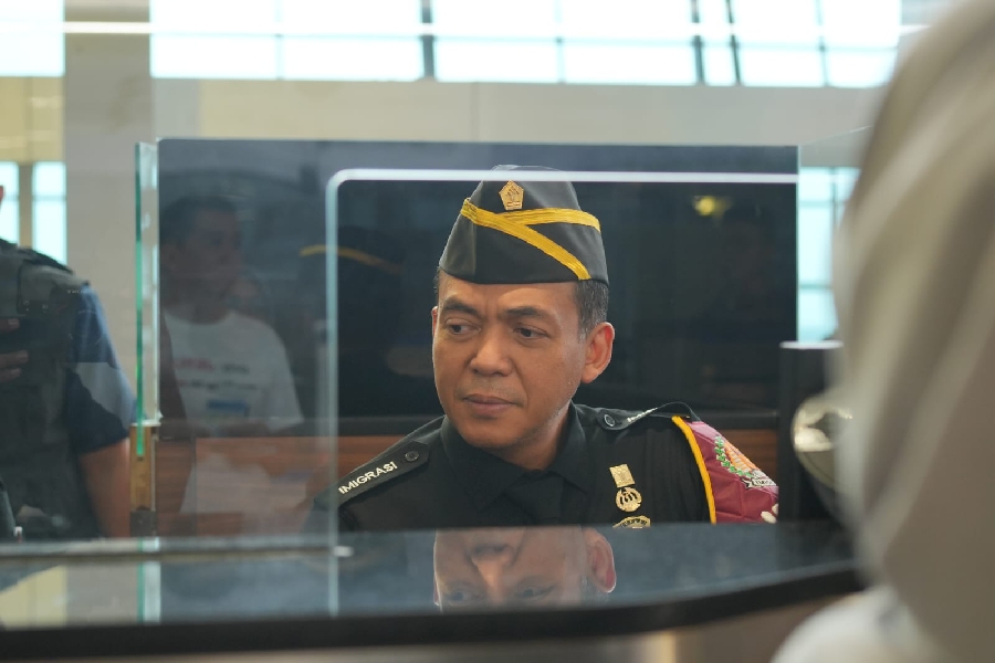 Dirjen Imigrasi Silmy Karim Turut Jaga Konter di Bandara Soetta