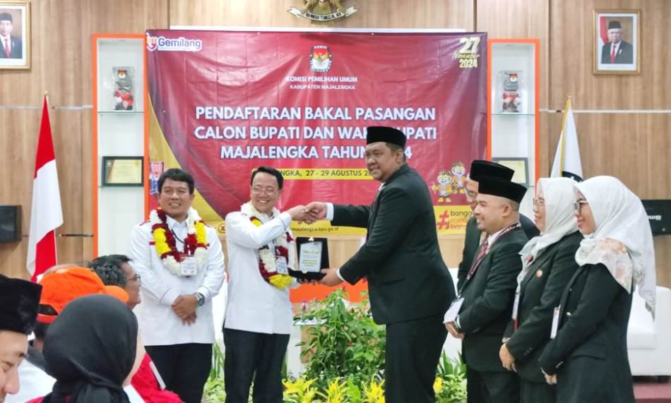 Hari Pertama, KPU Majalengka Terima Pasangan Karna Sobahi-Koko Suyoko