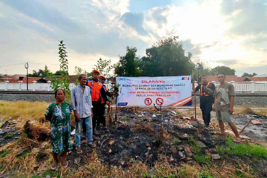 KAI Cirebon Larang Warga Buang Sampah di Rel KA