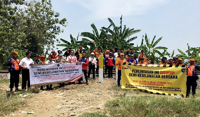 KAI Cirebon Tutup Perlintasan Liar Km 184+1/2 Indramayu