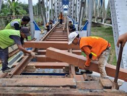 KAI Daop 3 Cirebon Ganti Bantalan Rel Kayu dengan Bahan Sintetis