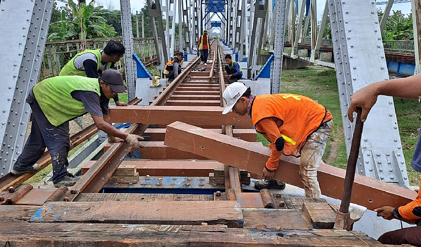 KAI Daop 3 Cirebon Ganti Bantalan Rel Kayu dengan Bahan Sintetis