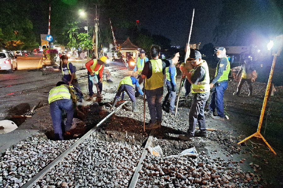 KAI Daop 3 Cirebon Perbaiki 84 Titik Geometri Perlintasan Sebidang