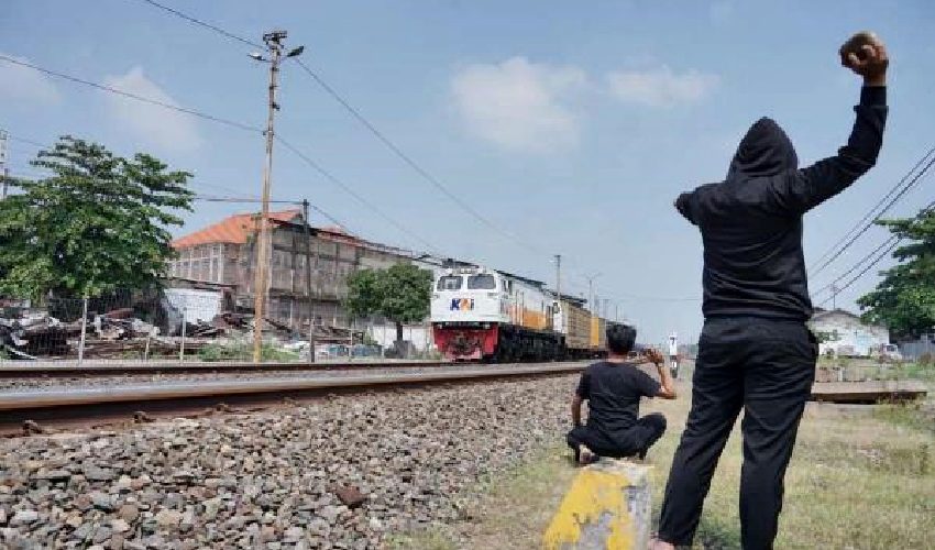 KAI Imbau Masyarakat Tak Lempar Batu ke Kereta Api