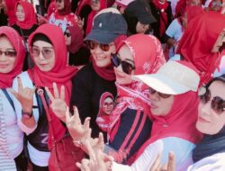 Nina Agustina Bantu Ibu-Ibu Jalankan Roda Perekonomian