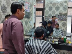 Potong Rambut Gratis, Relawan Perkuat Dukungan untuk Paslon Beres