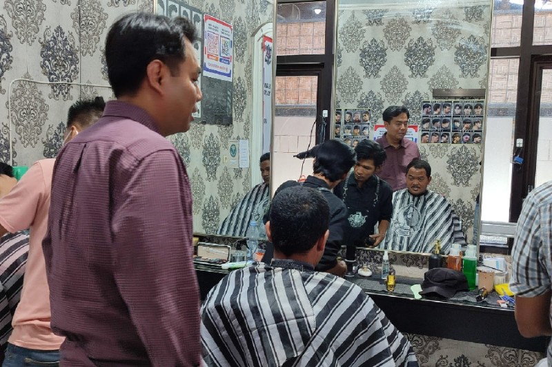 Potong Rambut Gratis, Relawan Perkuat Dukungan untuk Paslon Beres