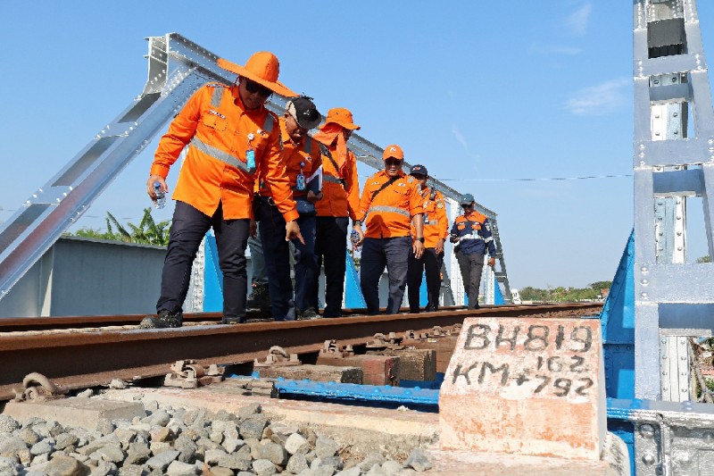 Utamakan Keselamatan, KAI Cirebon Rutin Periksa Jalur Kereta Api
