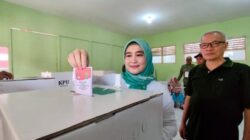Siti Farida Nyoblos di TPS 14 Pekiringan