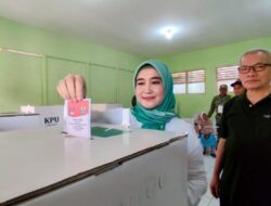 Siti Farida Nyoblos di TPS 14 Pekiringan