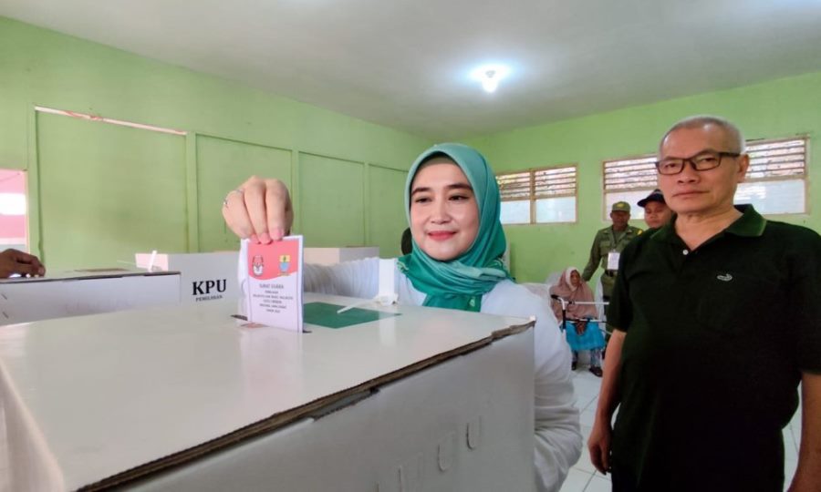 Siti Farida Nyoblos di TPS 14 Pekiringan