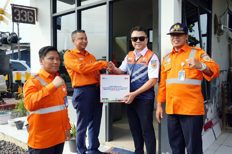 Apresiasi Pengabdian, Daop 3 Bagikan Sembako untuk Penjaga Perlintasan Swadaya