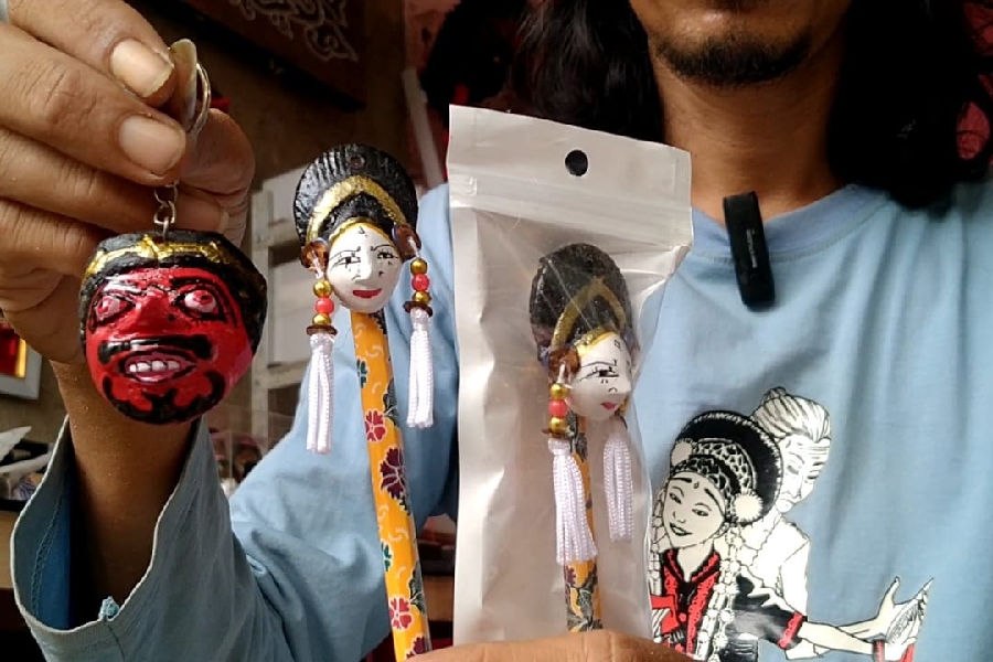 Eddy Vega Bawa Kerajinan Topeng Cirebon ke Pasar Internasional