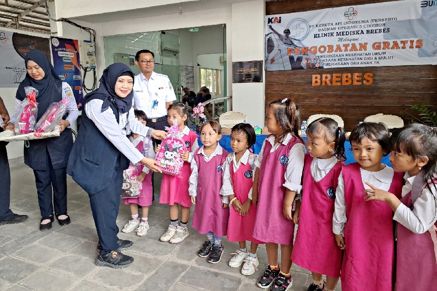 KAI Bagikan Makanan Tambahan bagi Ibu Hamil dan Balita