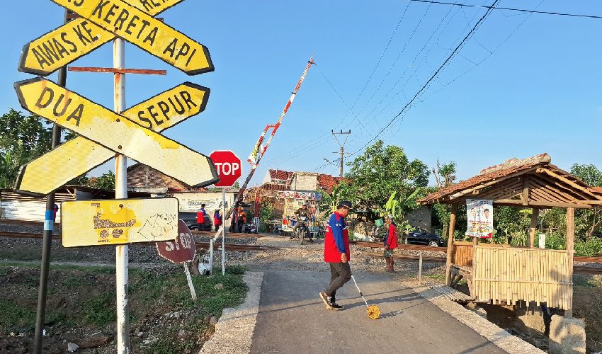 KAI Cirebon bersama BTP Jabar Monitoring Perlintasan Sebidang