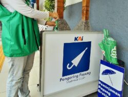 KAI Daop 3 Cirebon Sediakan Pengering Payung di Stasiun