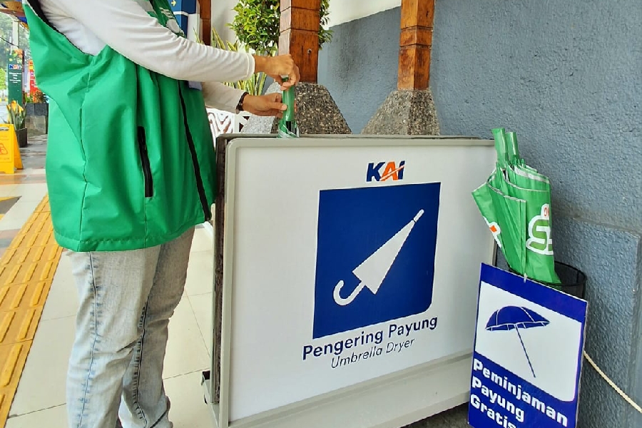 KAI Daop 3 Cirebon Sediakan Pengering Payung di Stasiun
